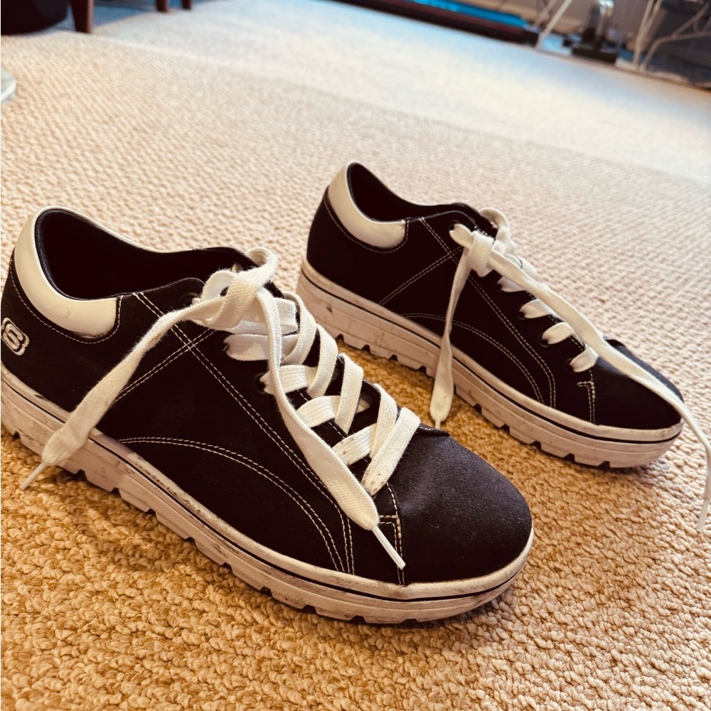 Sketchers black sneakers